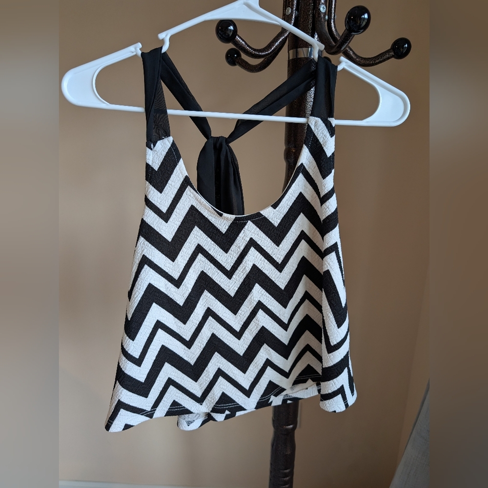 Black/white tie back crop top